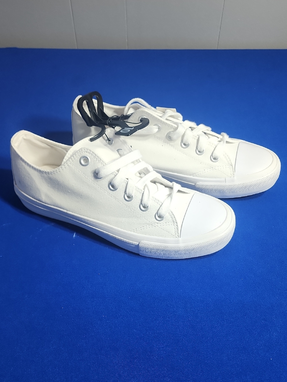 NOBO White Low-Top Canvas Sneakers